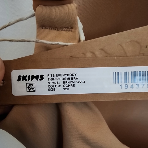SKIMS NWT Fits Everybody T-Shirt Demi Bra - Picture 3 of 5